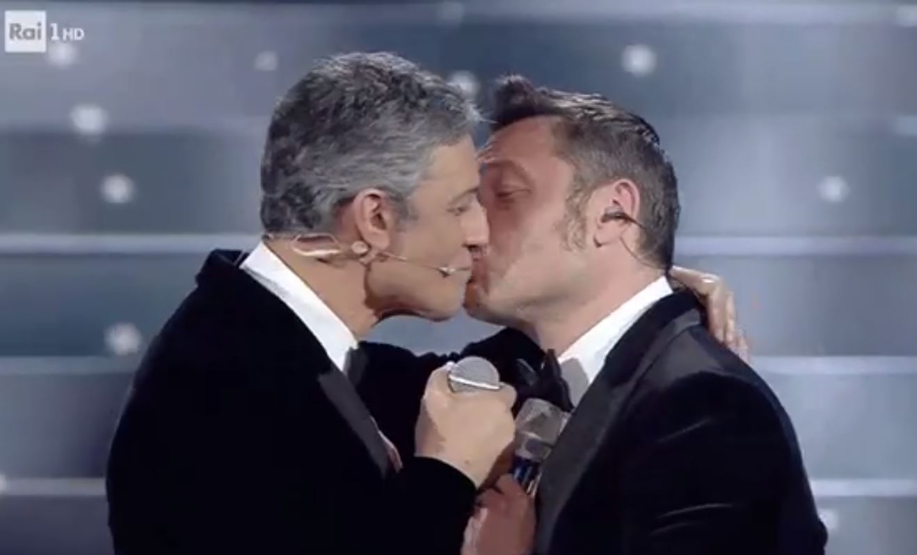 Sanremo 2020, bacio tra Fiorello e Tiziano Ferro. Finisce a tarallucci e vino