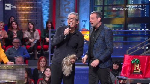 I Soliti Ignoti, Fiorello irrompe in studio e scherza con Amadeus: «Non ci vedremo mai più in tv, basta!» – Video