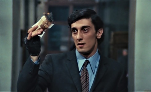Programmi TV di stasera, venerdì 21 febbraio 2020. Rai3 ricorda Flavio Bucci con il film «La proprietà non è più un furto»