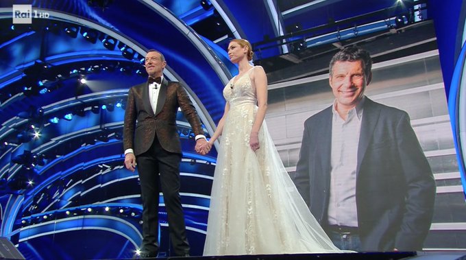 Sanremo 2020, seconda serata – Amadeus omaggia Frizzi, Ariston in piedi con i Ricchi e Poveri, Junior Cally senza maschera finisce ultimo