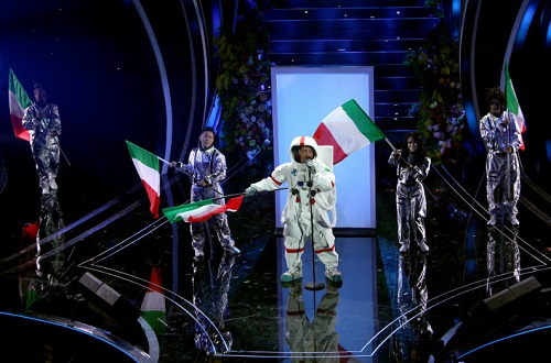 Sanremo 2020, terza serata – Georgina balla e bacia Ronaldo, Benigni propone il Cantico, a Tosca il miglior duetto