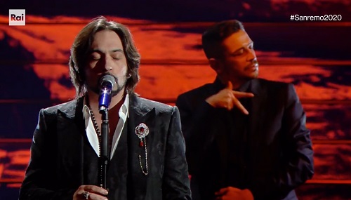 Sanremo 2020, prima serata – Tiziano Ferro ‘stecca’ Mia Martini. La giuria demoscopica premia Le Vibrazioni
