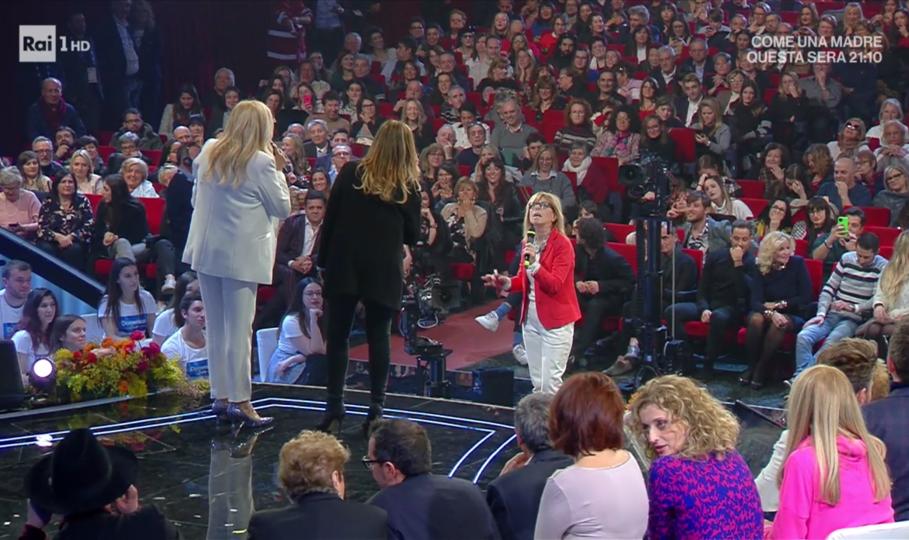 Domenica In, contestata Selvaggia Lucarelli: «Tu stai bene con Tina Cipollari»