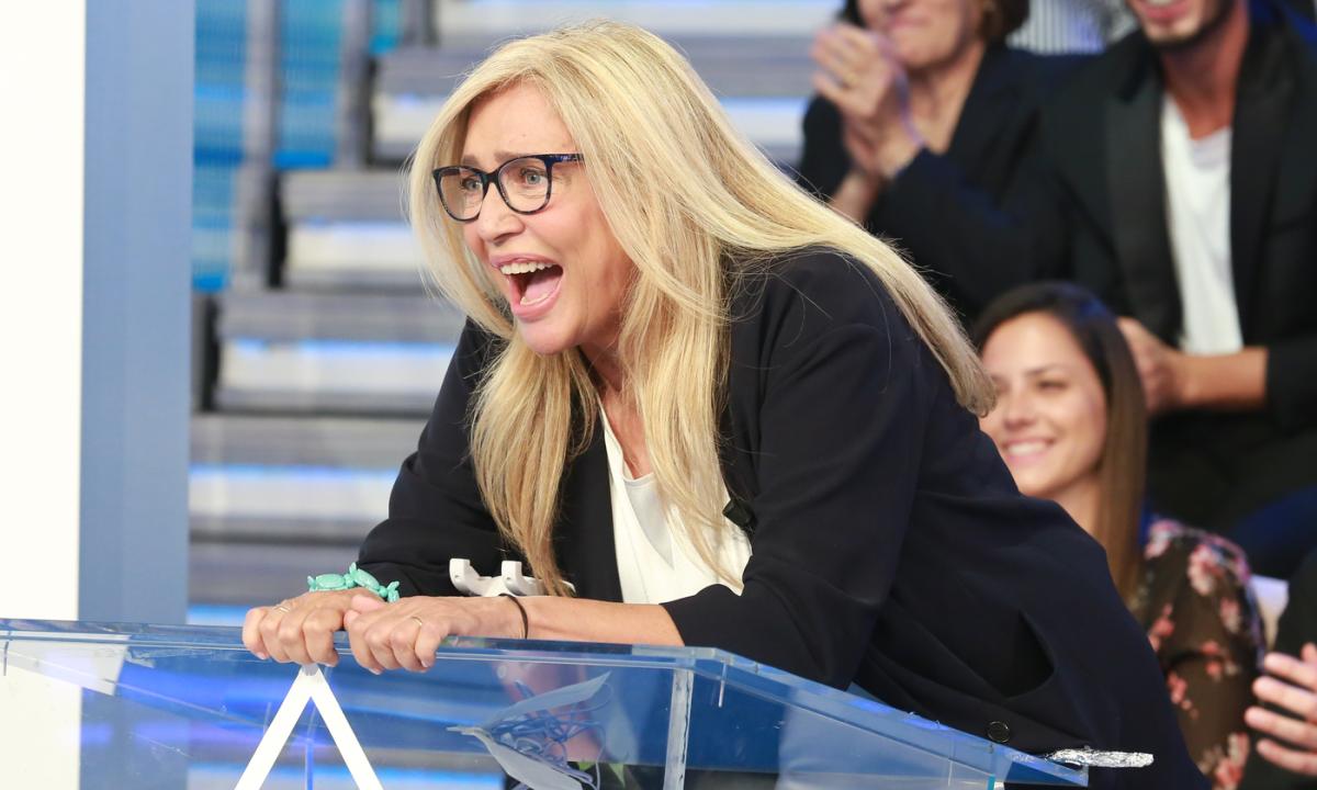 Mara Venier accusata di «aggressione, offese, insulti e minacce verbali» a Domenica In dagli Ispettori di Produzione. La conduttrice passa alle vie legali