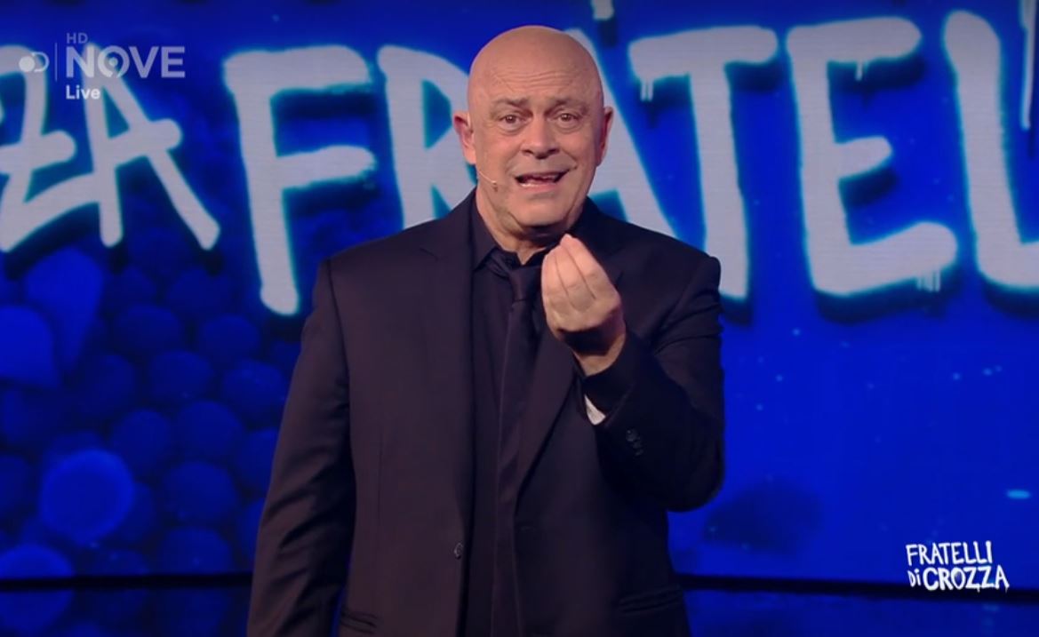 Crozza in onda senza pubblico, effetto desolante: «Siamo gli unici qua. Quelli del Nove sono tutti a casa»