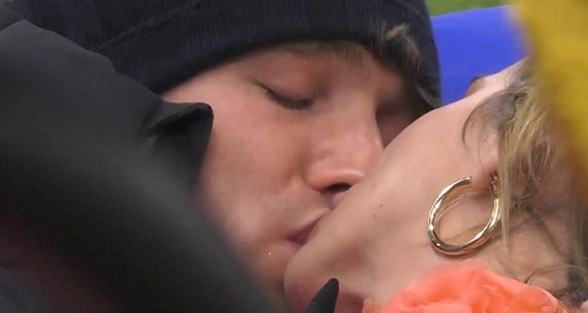 Grande Fratello Vip 2020: scatta il bacio tra Paolo Ciavarro e Clizia Incorvaia – Video