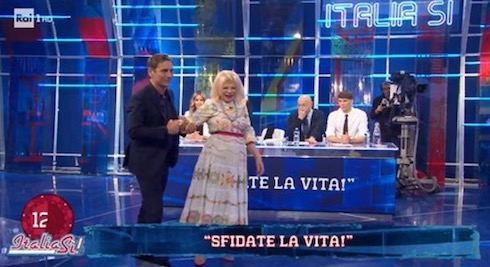 Italia Sì: Sandra Milo precipita dal podio – Video