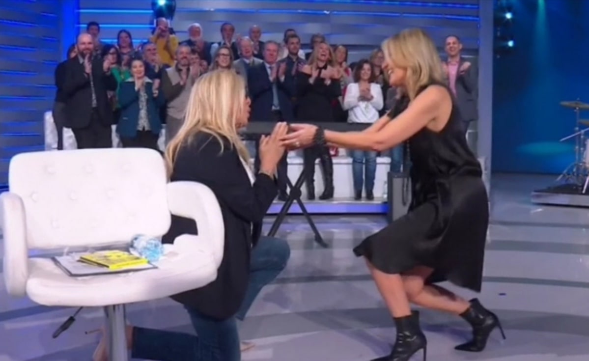 Domenica In, Mara Venier si scusa in ginocchio con Irene Grandi: «Ho un rincogli0nimento precoce» – Video