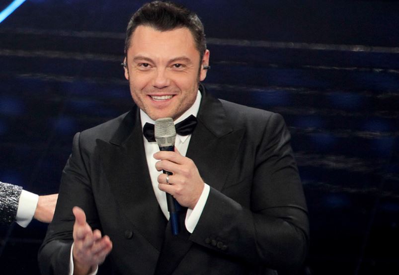 Sanremo 2020, Amadeus fulmina Tiziano Ferro: «#FiorelloStatteZitto? Battuta infelice»