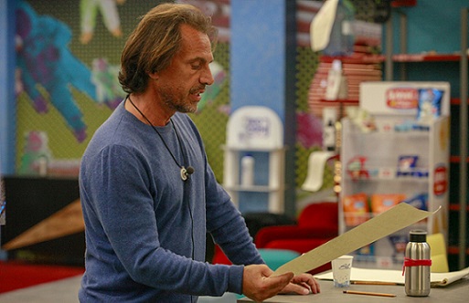 GF Vip, Zequila dedica una poesia a Paola. Patrick lo ‘silura’: «La cosa buffa è che la legge per auto-referenziarsi, però in realtà non è televisione, né un divertimento»