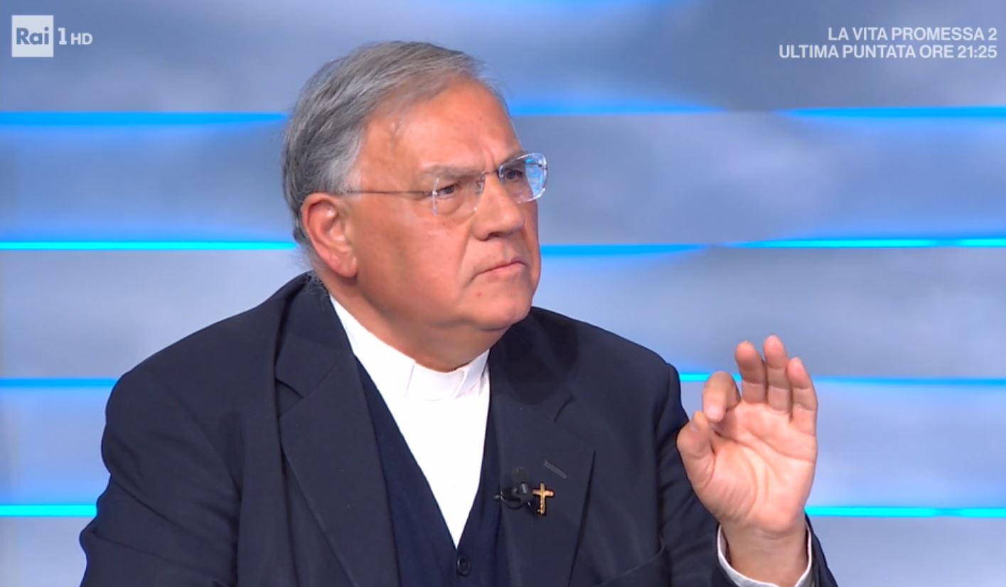 Domenica In, don Mario sfida il Coronavirus (e il decreto): «Dirò comunque la Messa». Scoppia la bagarre