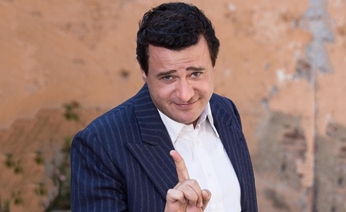 Permette? Alberto Sordi: Edoardo Pesce riporta in tv l’«Albertone nazionale» tra le polemiche