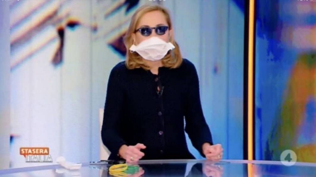 Coronavirus, Barbara Palombelli mostra come realizzare una mascherina fai da te – Video
