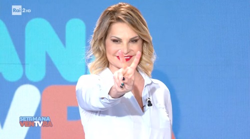 Coronavirus, Simona Ventura bloccata a Milano conduce «dalla zona rossa»