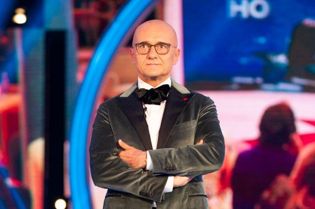 Signorini difende la sua conduzione del GF Vip: «Chi mi critica era abituato a conduttori che le opinioni non le avevano ed erano costretti a guardarsi il copione»