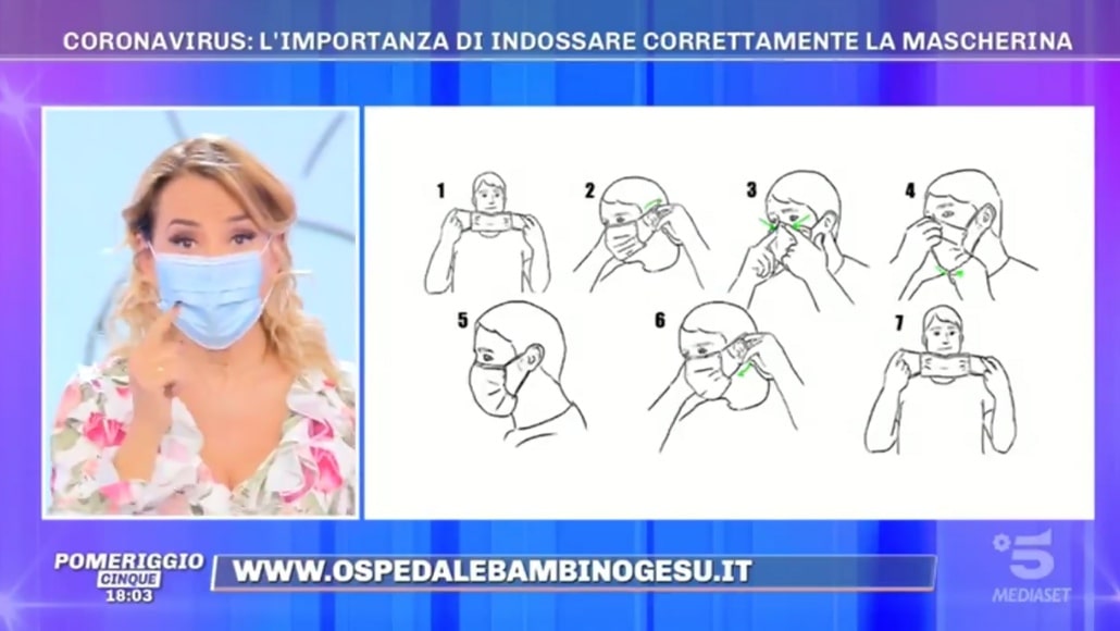 Barbara D’Urso mostra come mettere e togliere una mascherina su richiesta di un medico del San Raffaele – Video