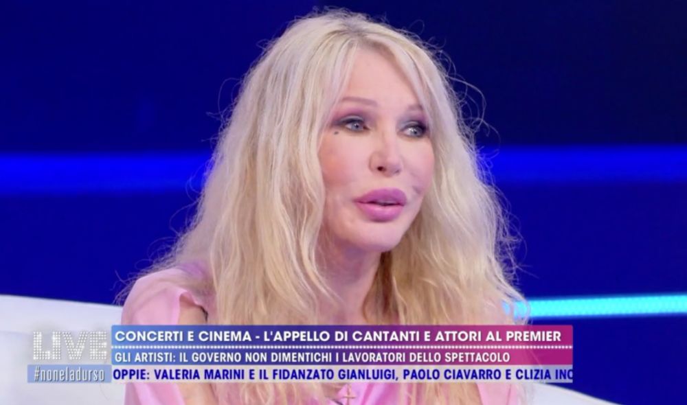 Live – Non è la D’Urso, gaffe di Ivana Spagna: «Ho fatto le mie prime dirette Sky» – Video