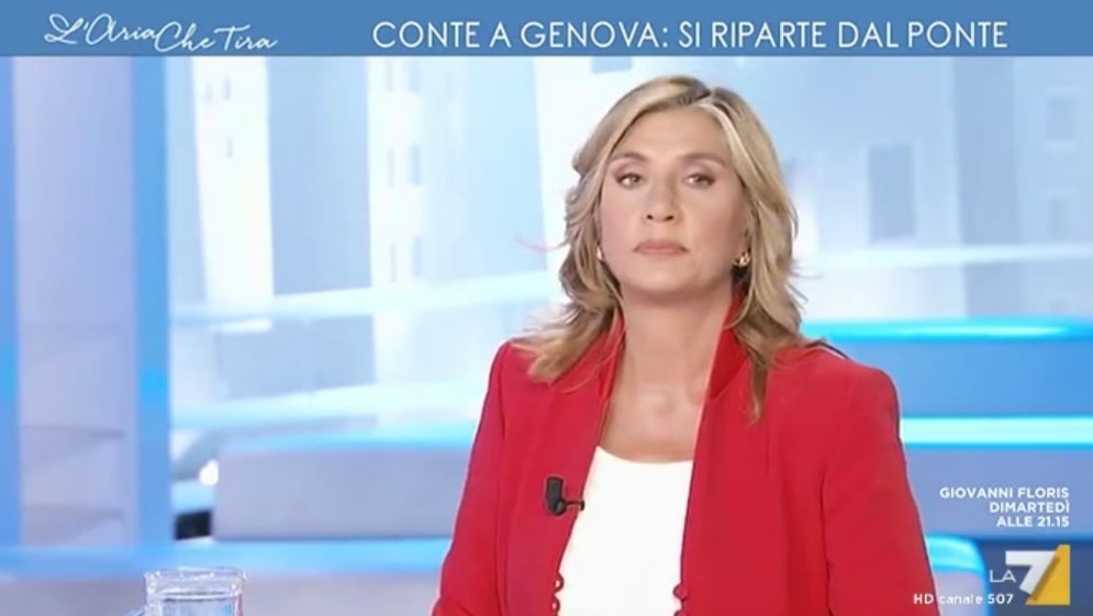 L’Aria che Tira, assembramento all’arrivo di Conte a Genova, la Merlino sbotta: «Scena ridicola, mi sembra folle» – Video