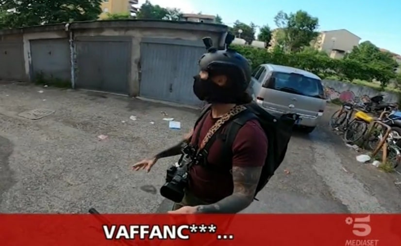 Striscia la Notizia, Brumotti accolto con insulti e lanci di pietre mentre documenta lo spaccio di droga – Video