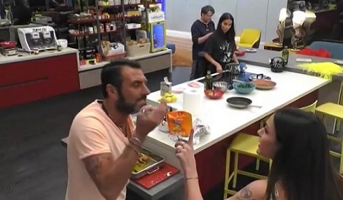 Grande Fratello Vip 2020, Teresanna sbotta e paragona Sossio ad un cane. Aruta reagisce: «Cane sarà quello che sta con te»