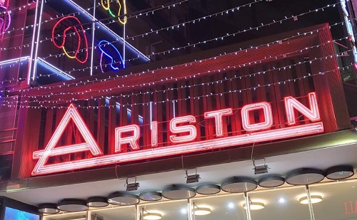 Sanremo 2021, il patron dell’Ariston avverte: il Festival può slittare