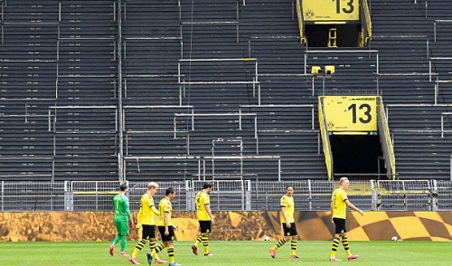 Bundesliga, Haaland segna il primo gol post Coronavirus: esultanza con distanziamento sociale – Video