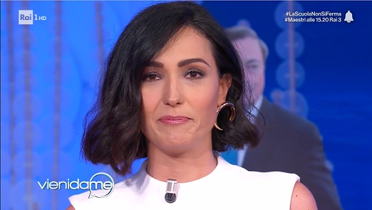 Vieni da Me, Caterina Balivo ritorna commossa: «In momenti difficili come questi divertirci assieme è una delle parti più nobili del nostro lavoro» – Video