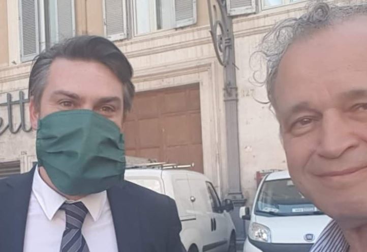 Mentana blasta il grillino Ricciardi: «Direi che è un cogl*one». Poi abbassa la cresta e lo ospita al Tg