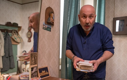 Poco di Tanto: Maurizio Battista racconta su Rai 2 gli anni ’60, ’70 e ’80