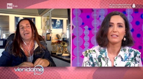 Vieni da Me, Povia ci è cascato di nuovo: «Pulisco casa, sono un gay mancato». Balivo lo silura: «Hai detto un’altra cretinata»