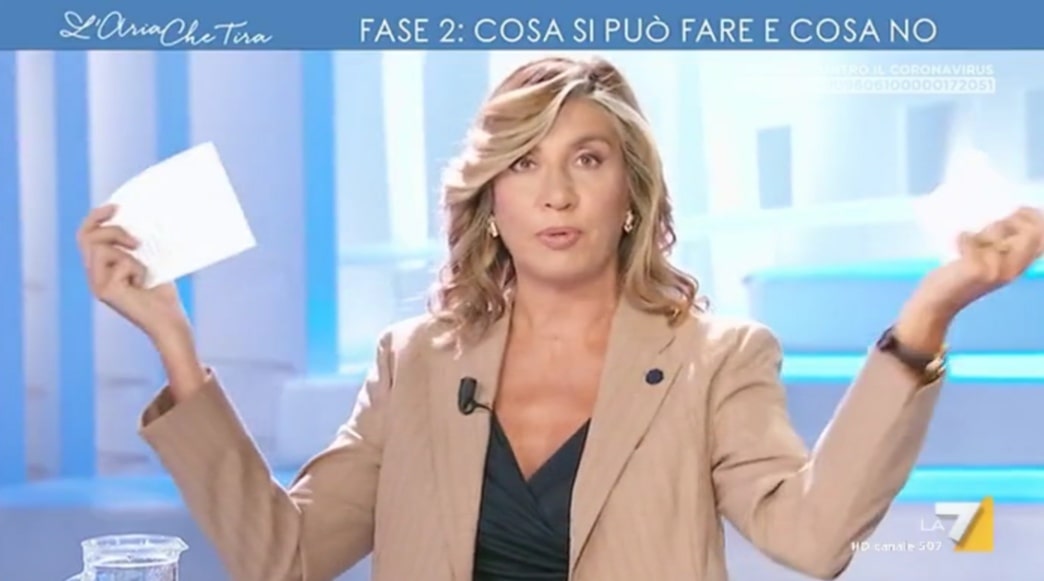 L’Aria Che Tira, Myrta Merlino straccia l’autocertificazione in diretta: «Ne ho una collezione in borsa e a casa, non ci servirà più»