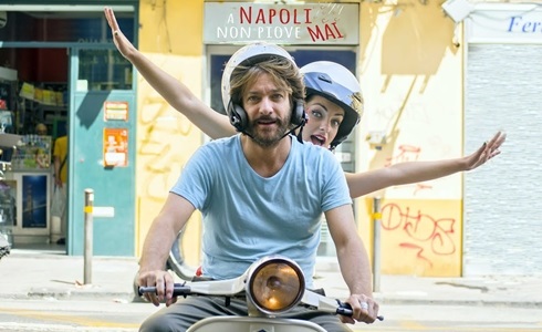 Programmi TV di stasera, martedì 12 maggio 2020. Su Rai2 Sergio Assisi in «A Napoli non piove mai»