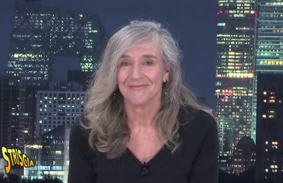 Giovanna Botteri chiude la polemica con Striscia: «La satira è libertà. Non dobbiamo fare la pace perché non abbiamo mai litigato»