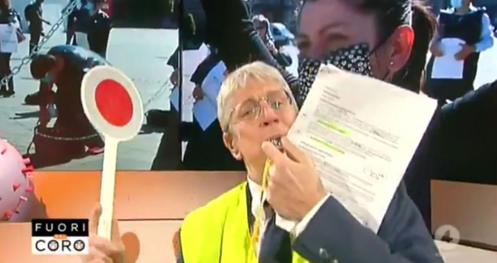 Fuori dal Coro: Mario Giordano percula il Ministro Boccia travestendosi da assistente civico – Video