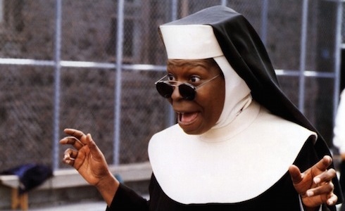 Programmi TV di stasera, mercoledì 13 maggio 2020. Su Rai2 Whoopi Goldberg è «Sister Act»