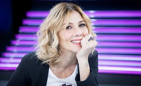Programmi TV di stasera, mercoledì 24 giugno 2020. Su RaiPremium Arianna Ciampoli conduce «La Notte di San Giovanni»