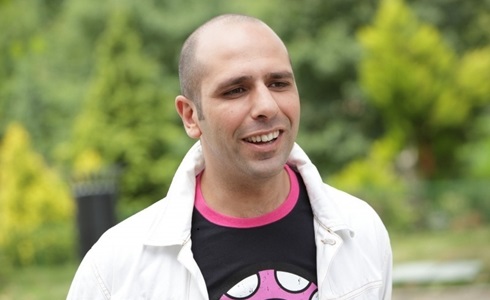 Programmi TV di stasera, martedì 16 giugno 2020. Su Canale5 Checco Zalone con «Cado dalle nubi»