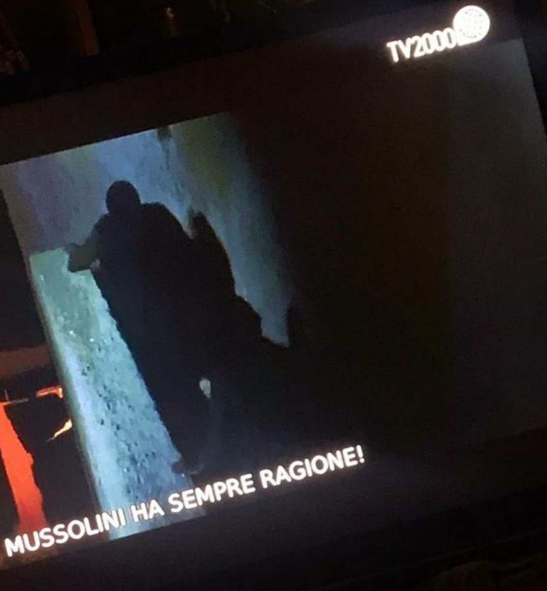 Tv2000 choc: in sovrimpressione la scritta «Mussolini ha sempre ragione!»