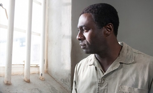 Programmi TV di stasera, lunedì 8 giugno 2020. Su Canale 5 in 1^Tv «Mandela: Long Walk to Freedom»