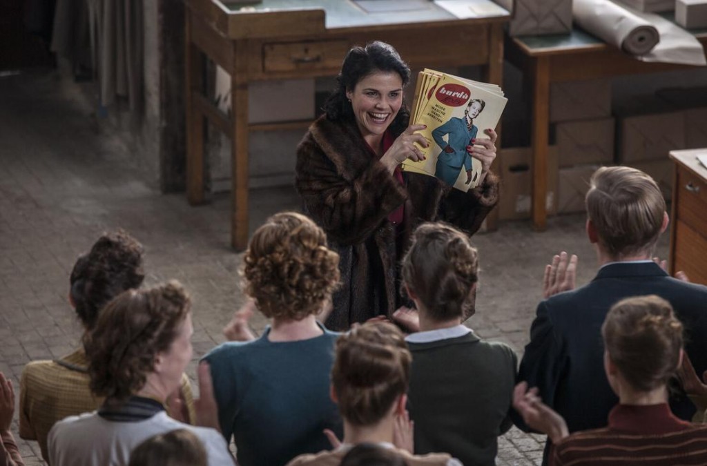 Programmi TV di stasera, mercoledì 1 luglio 2020. Su Canale 5 il film sulla donna che inventò la rivista Burda