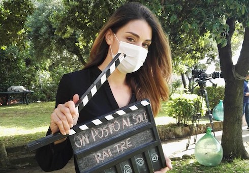 Un Posto al Sole torna a metà luglio. Oggi è riaperto il set, ecco come