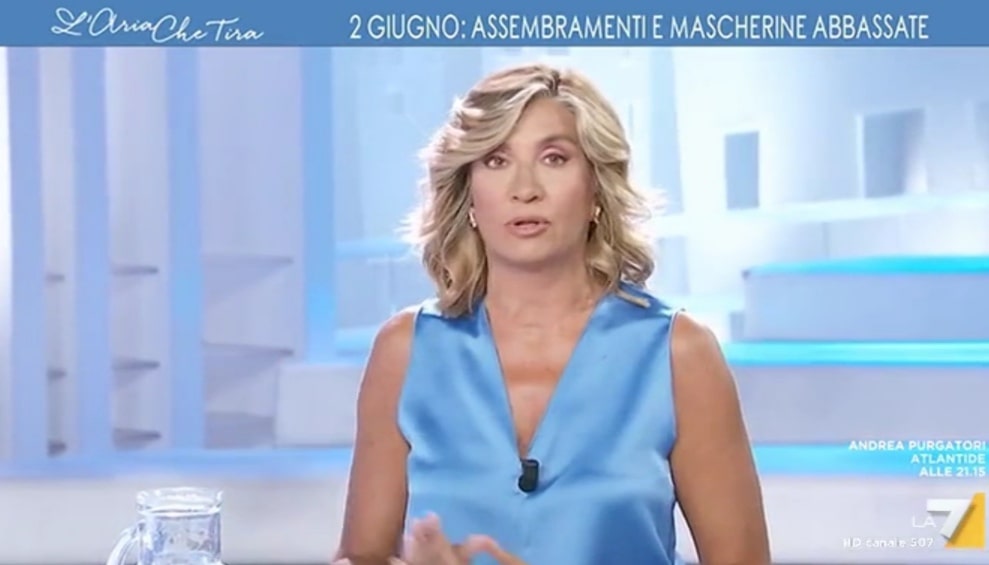 L’Aria Che Tira, inviato strattonato da un manifestante. Il gilet arancione Pappalardo: «Non rispondo a La7»