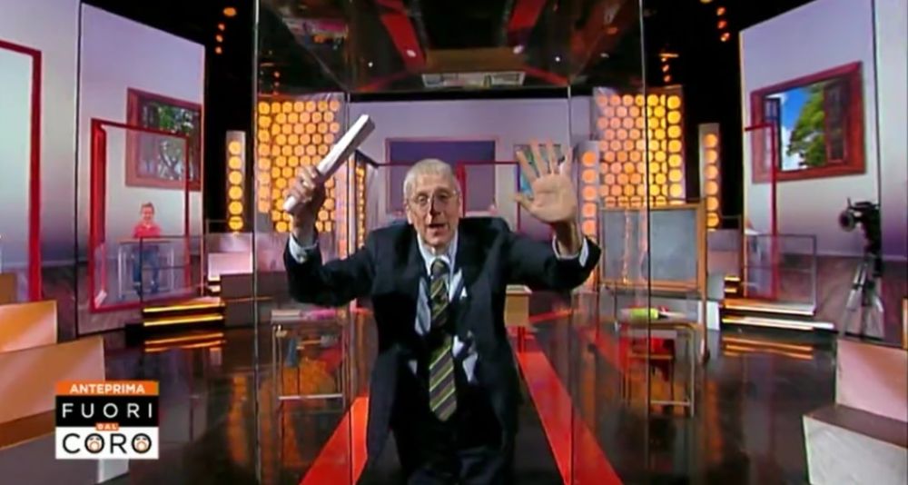 Fuori dal Coro, Mario Giordano chiuso in una scatola di plexiglas percula la Azzolina: «L’ultima geniale trovata» – Video