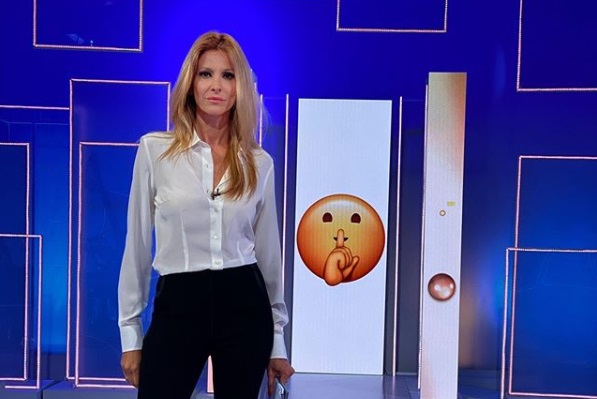 Adriana Volpe replica a Magalli: «Hai provato tanti anni a farmi star zitta, non ci sei riuscito. Non hai rispetto delle donne» – Video
