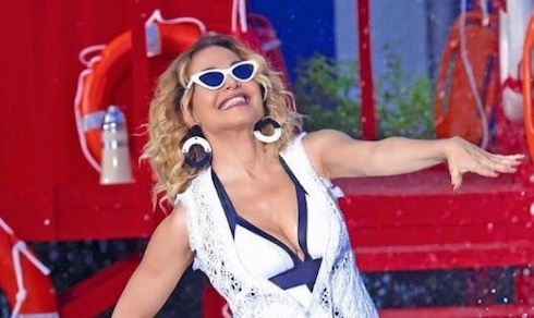 Barbara D’Urso in vacanza con la macchina della verità dell’Alabama – Il promo dei suoi programmi