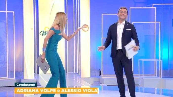 Ogni Mattina, Adriana Volpe e Alessio Viola sfottono Magalli – Video