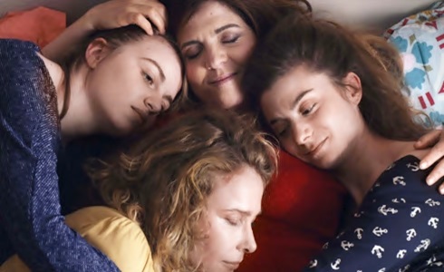 Programmi TV di stasera, martedì 4 agosto 2020. Su Rai3 in 1^ Tv «50 Primavere»