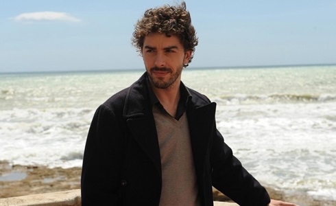 Programmi TV di stasera, lunedì 3 agosto 2020. Su Rai1 «Il Giovane Montalbano»