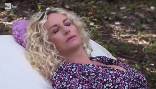 Antonella Clerici nel promo di E' Sempre Mezzogiorno Antonella Clerici nel promo di E' Sempre Mezzogiorno