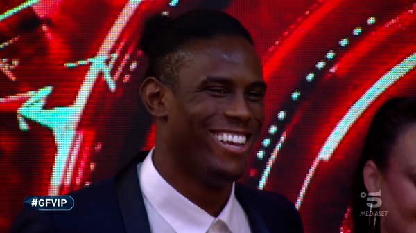 Grande Fratello Vip: Enock Barwuah eliminato con appena il 5% dei voti – Video